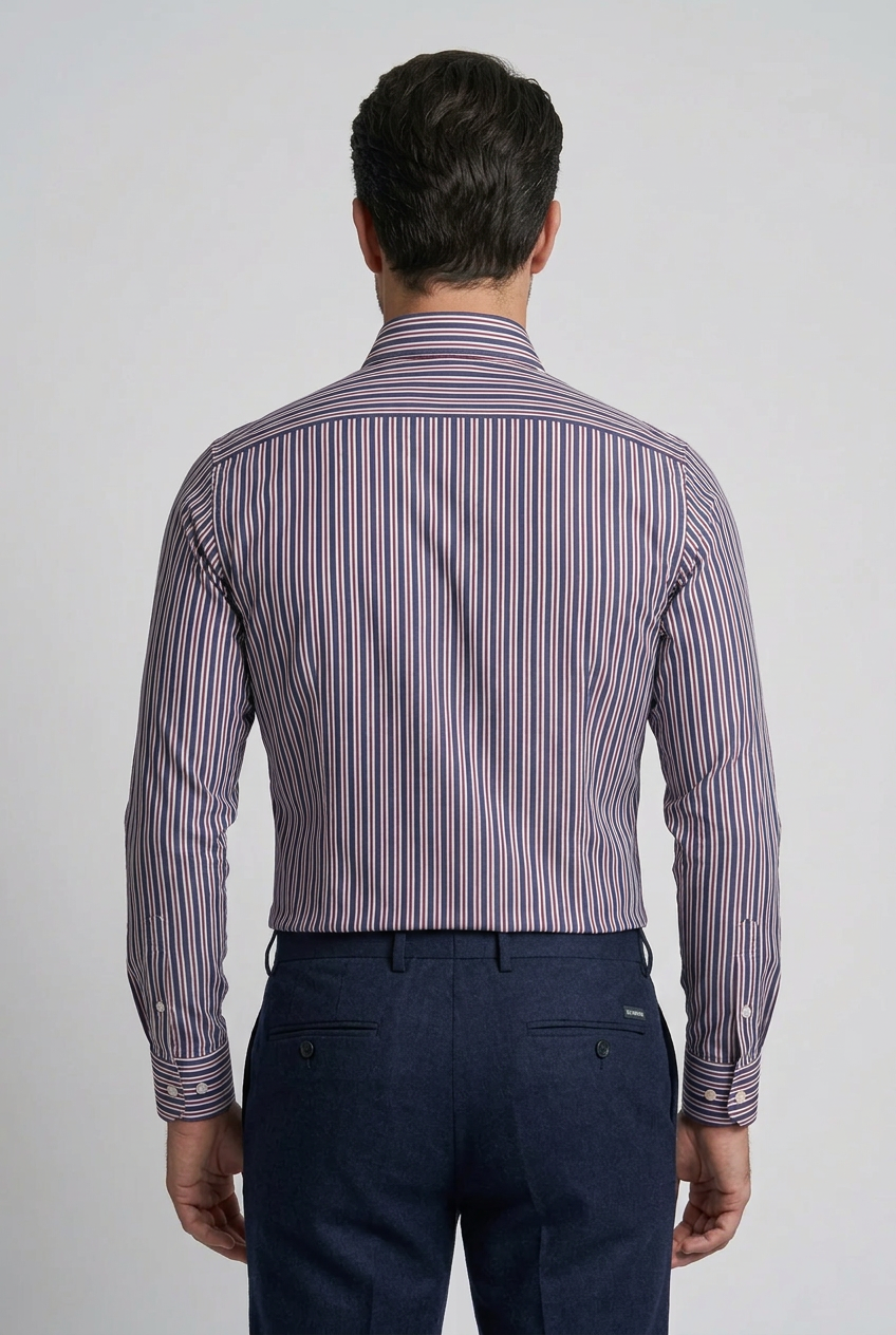 La camicia da uomo Sonrisa B878 combina righe blu, rosse e bianche in un disegno che aggiunge colore al guardaroba senza rinunciare a un look curato. Realizzata in 100% cotone, della linea Fior di Cotone e Made in Italy, presenta vestibilità classica, collo francese e polsini con bottoni. Indossa modello retro.