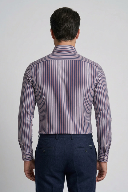 La camicia da uomo Sonrisa B878 combina righe blu, rosse e bianche in un disegno che aggiunge colore al guardaroba senza rinunciare a un look curato. Realizzata in 100% cotone, della linea Fior di Cotone e Made in Italy, presenta vestibilità classica, collo francese e polsini con bottoni. Indossa modello retro.