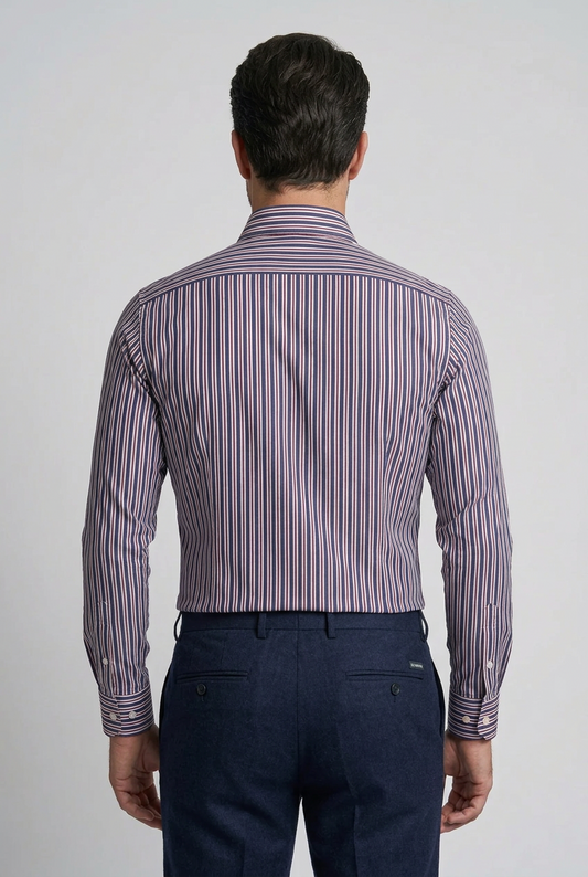La camicia da uomo Sonrisa B878 combina righe blu, rosse e bianche in un disegno che aggiunge colore al guardaroba senza rinunciare a un look curato. Realizzata in 100% cotone, della linea Fior di Cotone e Made in Italy, presenta vestibilità classica, collo francese e polsini con bottoni. Indossa modello retro.