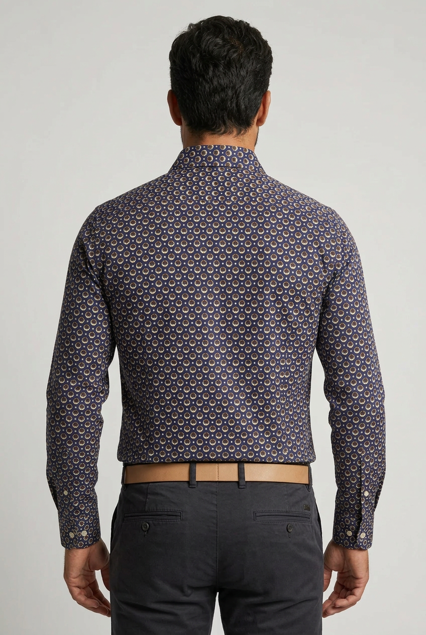 La camicia da uomo Sonrisa B878 combina il blu con dettagli di fantasia nei toni del marrone e del beige. Realizzata in 100% cotone, indicato come fior di cotone, presenta vestibilità classica, collo francese e polsini con bottoni: una proposta per dare personalità a un look curato. Vista retro indossata.