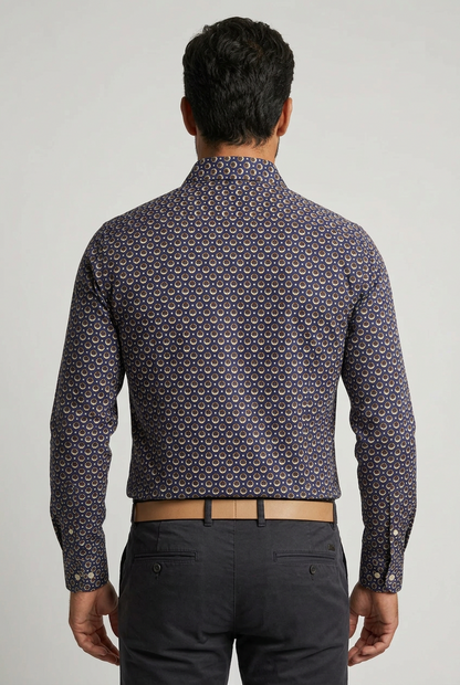 La camicia da uomo Sonrisa B878 combina il blu con dettagli di fantasia nei toni del marrone e del beige. Realizzata in 100% cotone, indicato come fior di cotone, presenta vestibilità classica, collo francese e polsini con bottoni: una proposta per dare personalità a un look curato. Vista retro indossata.