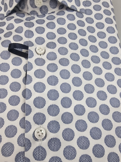 Camicia Sonrisa bianca con pois geometrici blu.
La camicia da uomo Sonrisa Superior arricchisce la base bianca con una fantasia di pois geometrici blu, per chi cerca un dettaglio distintivo negli abbinamenti quotidiani. Vista particolare colore e fantasia.