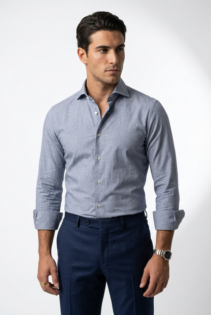 La camicia uomo Truzzi in tessuto Oxford celeste è una base per abbinamenti curati, dal lavoro al tempo libero. Indossa modello fronte
