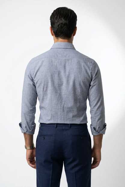 La camicia uomo Truzzi in tessuto Oxford celeste è una base per abbinamenti curati, dal lavoro al tempo libero. Indossa modello retro