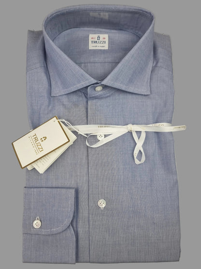 La camicia uomo Truzzi in tessuto Oxford celeste è una base per abbinamenti curati, dal lavoro al tempo libero. Vista piegata