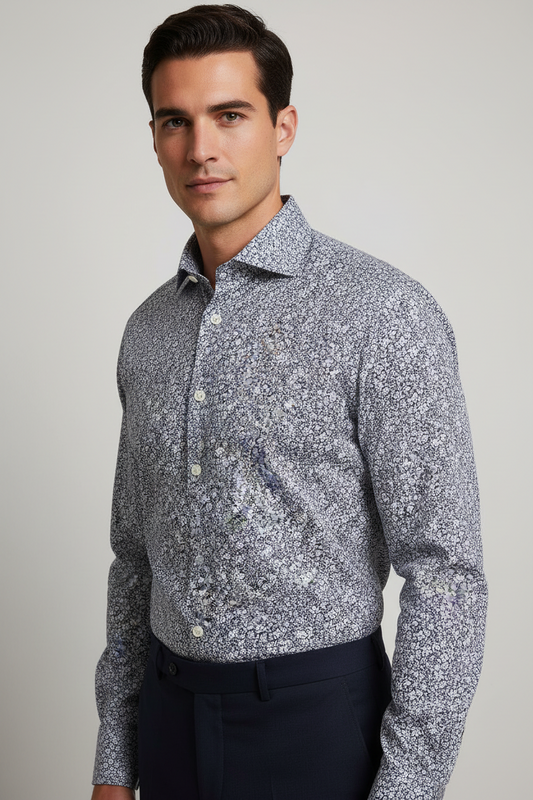 Camicia uomo Borriello fiori blu bianco. indossata