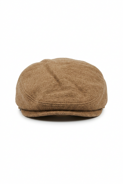 Il cappello da uomo Montezemolo in lana 100% color cammello completa il guardaroba della stagione fredda con una tonalità calda e uno stile sobrio. Un accessorio da scegliere per dare risalto ai tuoi abbinamenti, dal cappotto elegante alla giacca casual. Vista fronte