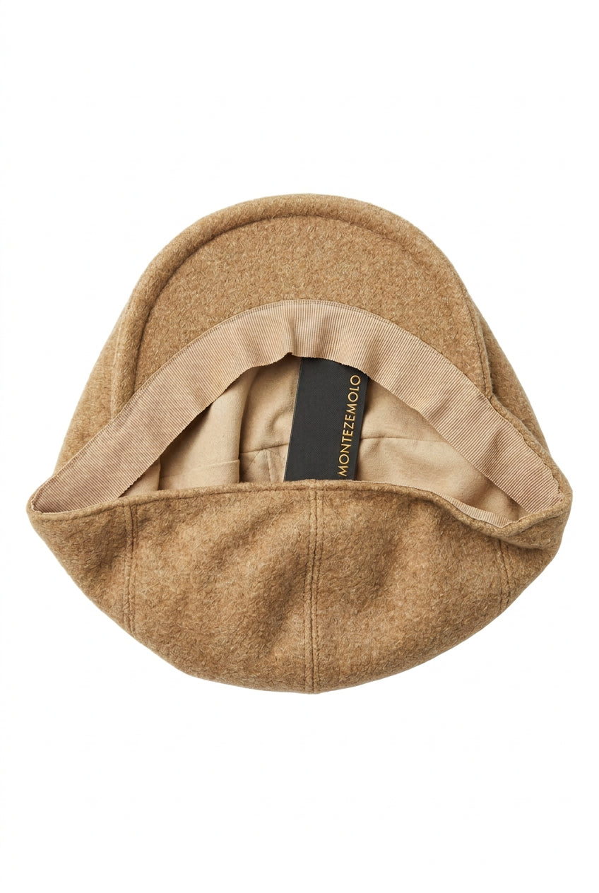 Il cappello da uomo Montezemolo in lana 100% color cammello completa il guardaroba della stagione fredda con una tonalità calda e uno stile sobrio. Un accessorio da scegliere per dare risalto ai tuoi abbinamenti, dal cappotto elegante alla giacca casual. vista sotto