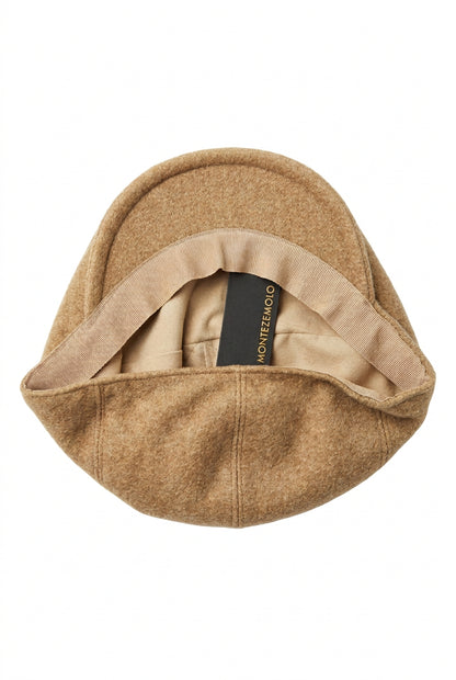 Il cappello da uomo Montezemolo in lana 100% color cammello completa il guardaroba della stagione fredda con una tonalità calda e uno stile sobrio. Un accessorio da scegliere per dare risalto ai tuoi abbinamenti, dal cappotto elegante alla giacca casual. vista sotto