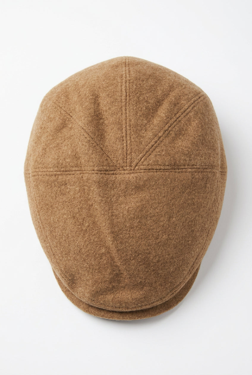 Il cappello da uomo Montezemolo in lana 100% color cammello completa il guardaroba della stagione fredda con una tonalità calda e uno stile sobrio. Un accessorio da scegliere per dare risalto ai tuoi abbinamenti, dal cappotto elegante alla giacca casual. Vista dall'alto