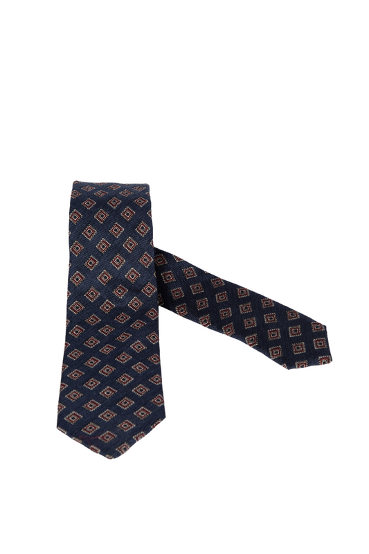 ravatta-uomo-bergamotto-fondo-blu-fantasia-geometrica-dettaglio.jpg	Dettaglio tessuto cravatta uomo Bergamotto motivo quadri oro e tortora su seta blu