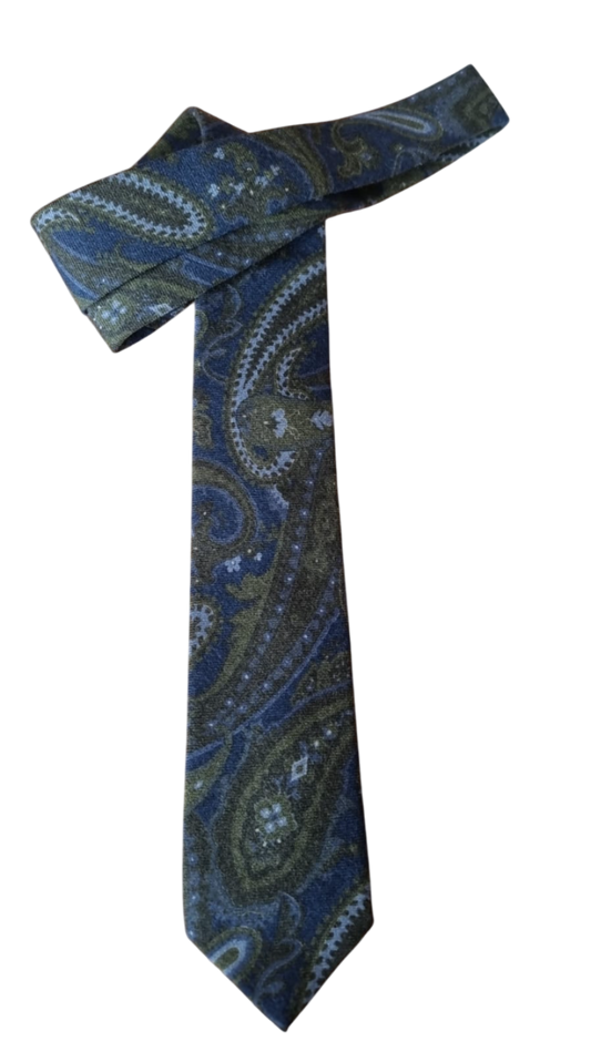 Cravatta uomo Bergamotto fantasia paisley verde oliva e celeste su fondo blu, vista intera 