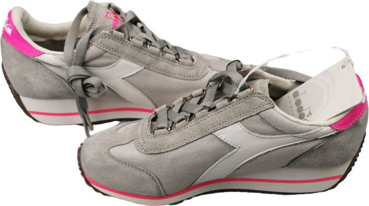 Scarpa donna Diadora Heritage Sneaker Equipe W SW HH in grigio, stile casual e sportivo, vista frontale, materiali in tessuto e gomma.