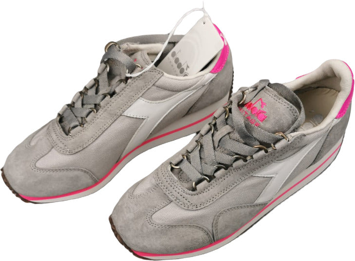 Scarpa donna Diadora Heritage Sneaker Equipe W SW HH in grigio, stile casual con design sportivo e comfort.