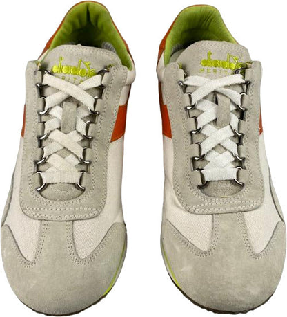 Scarpa uomo Diadora Heritage Sneaker Equipe Stone Wash bianco e arancione, stile vintage casual, in tessuto con dettagli colorati
