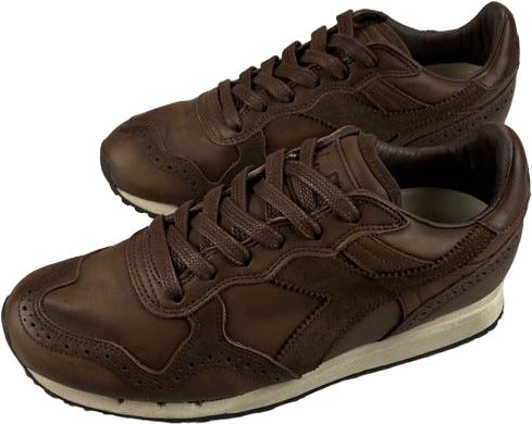 Scarpa uomo Diadora Heritage Sneaker Trident Brogue in pelle marrone Java, stile casual e sportivo.