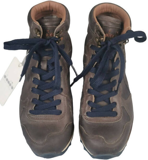 Scarpa uomo Diadora Heritage Sneaker Trident Track Mid L in marrone scuro, scarpa casual sportiva con suola bianca.