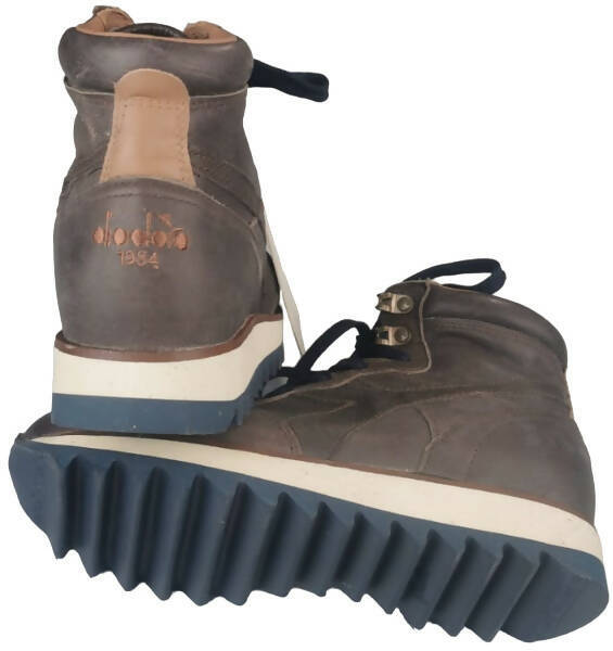 Scarpa uomo Diadora Heritage Sneaker Trident Track Mid L in marrone scuro, modella casual sportiva con suola bianca.