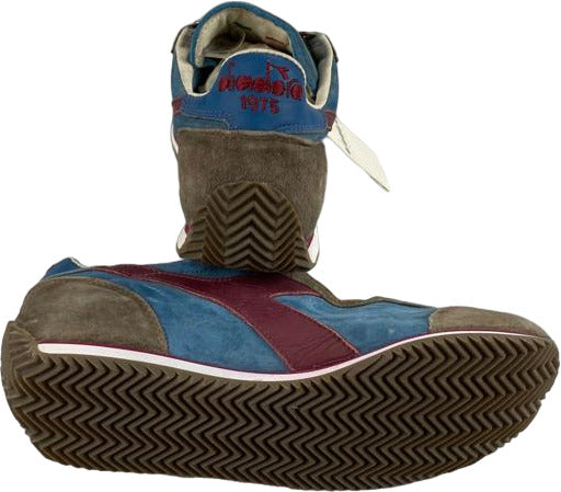 Scarpa uomo Diadora Heritage Sneaker Equipe S SW in blu e cioccolato, stile vintage, moda casual con dettagli sportivi.