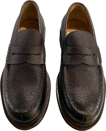 Scarpa uomo Doucal's mocassino in pelle marrone, stile loafer, con dettagli eleganti e suola in gomma, per un look raffinato.