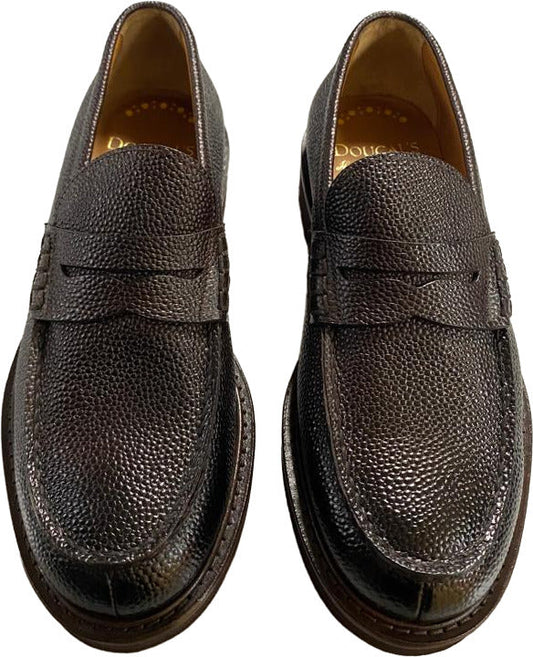 Scarpa uomo Doucal's mocassino in pelle marrone, stile loafer, con dettagli eleganti e suola in gomma, per un look raffinato.