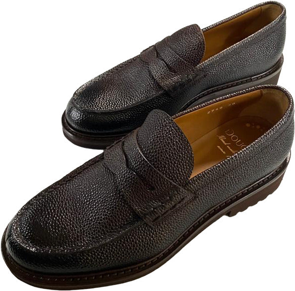 Scarpa uomo Doucal's mocassino in pelle marrone, stile loafer, con punta arrotondata e dettaglio elegante, vista frontale.