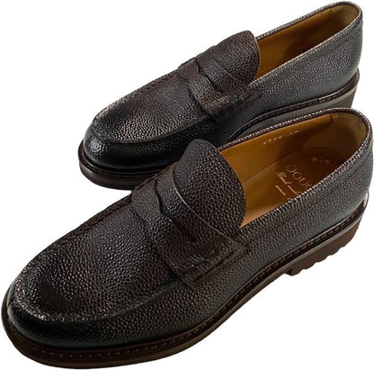 Scarpa uomo Doucal's mocassino in pelle marrone, stile loafer, con punta arrotondata e dettaglio elegante, vista frontale.