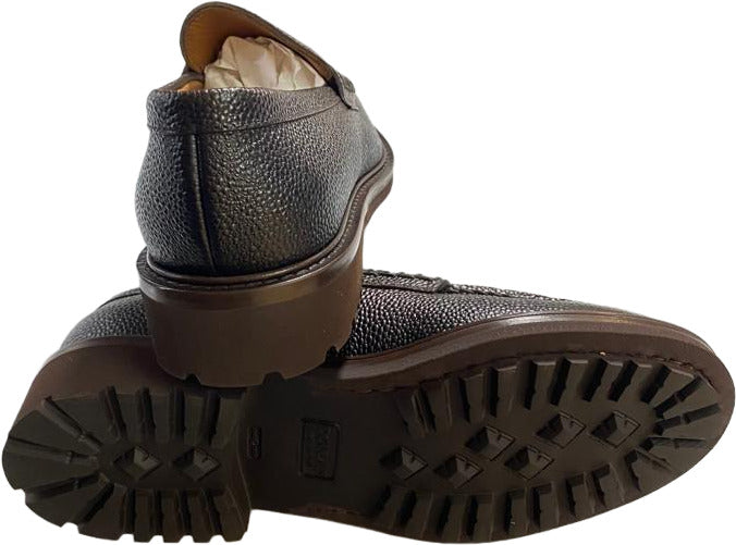 Scarpa uomo Doucal's mocassino in pelle marrone, stile loafer, con finiture eleganti e suola in gomma, vista frontale.