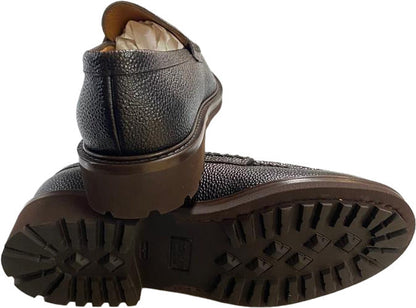 Scarpa uomo Doucal's mocassino in pelle marrone, stile loafer, con finiture eleganti e suola in gomma, vista frontale.
