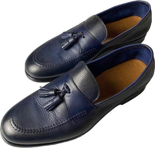 Scarpa uomo Doucal's mocassino in pelle blu con nappine, elegante e confortevole, perfetta per look sofisticati.