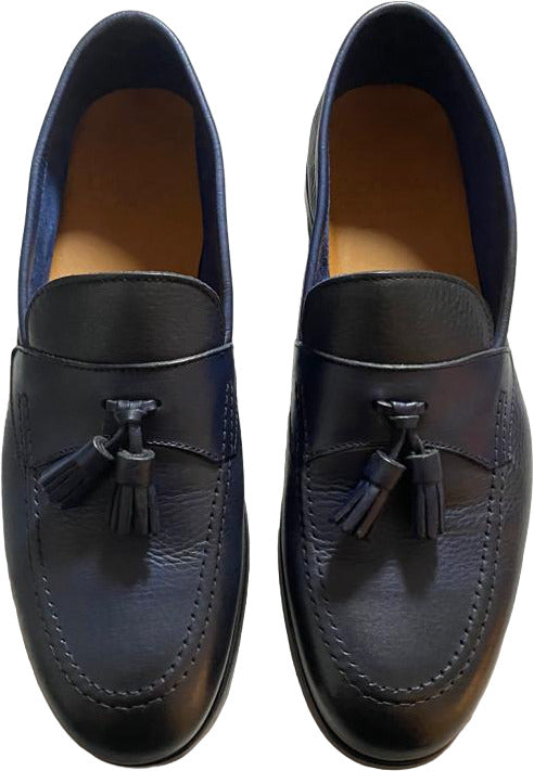 Scarpa uomo Doucal's mocassino in pelle blu con nappine, modello loafer, ideale per stile elegante e casual.
