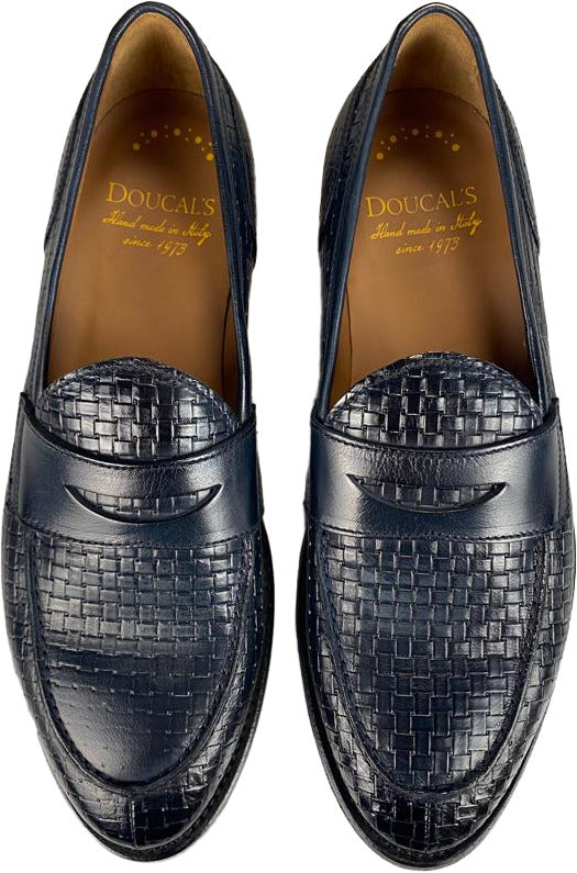 Mocassino Doucal's in pelle blu notte, scarpa uomo loafer elegante, dettaglio in pelle e suola in gomma.