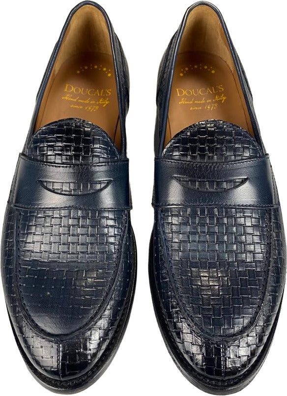 Scarpa uomo Doucal's mocassino in pelle blu notte, stile loafer elegante, dettaglio in pelle e suola robusta.