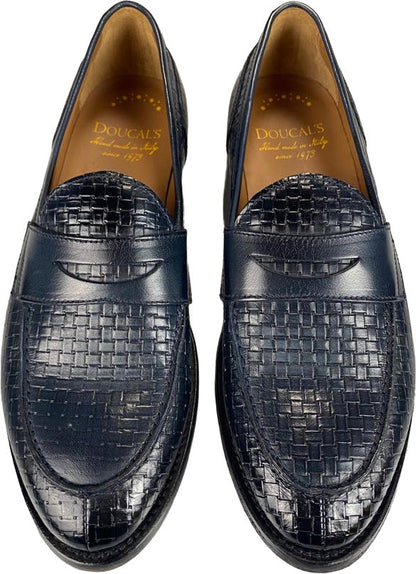 Scarpa uomo Doucal's mocassino in pelle blu notte, stile loafer elegante, dettaglio in pelle e suola robusta.