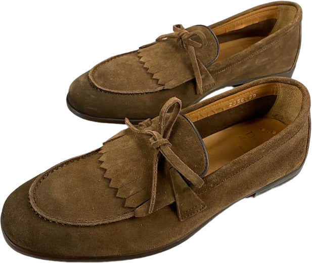 Mocassino in pelle scamosciata marrone Doucal's per uomo, dettaglio di scarpa elegante e comoda.