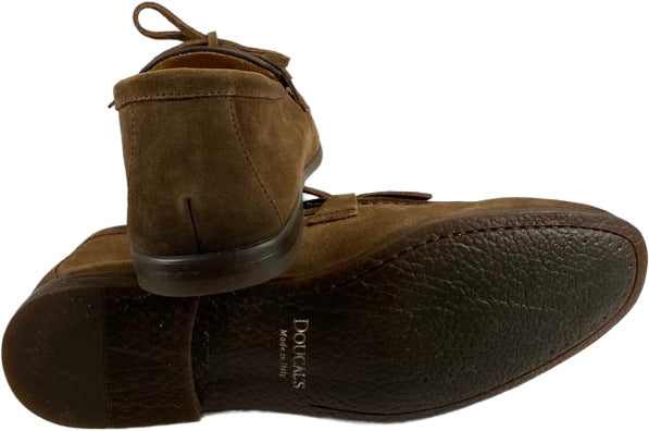 Mocassino Doucal’s in pelle scamosciata marrone, scarpa uomo stile loafer con dettaglio classico, vista frontale.