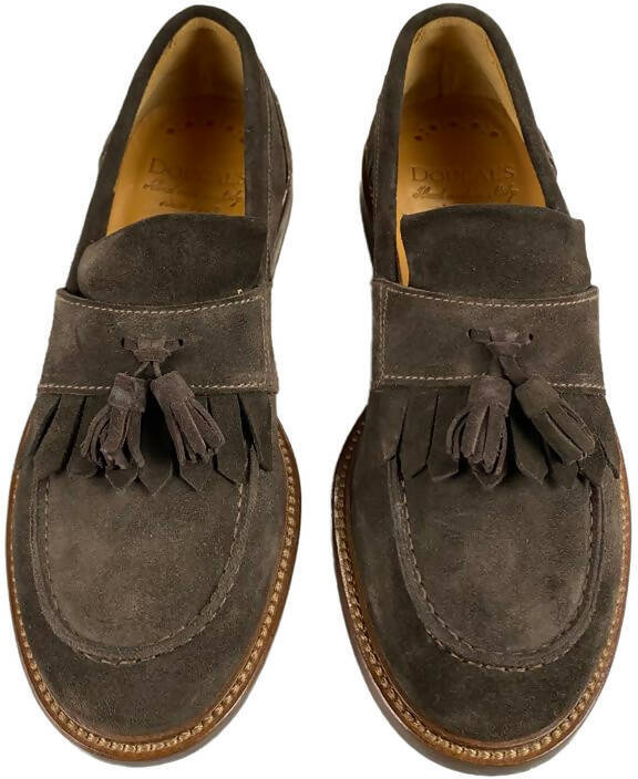 Scarpa uomo Doucal's mocassino in pelle scamosciata marrone con nappine e frangia, elegante e casual.