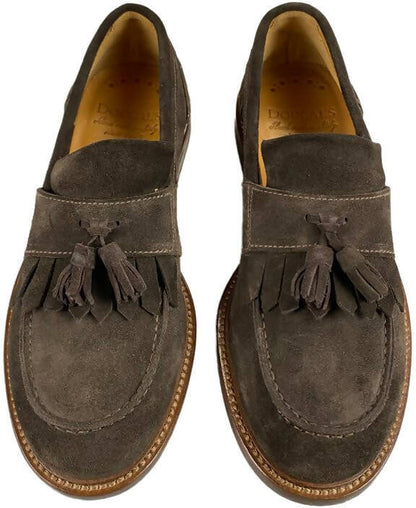 Scarpa uomo Doucal's mocassino in pelle scamosciata marrone con nappine e frangia, elegante e casual.