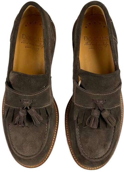 Scarpa uomo Doucal's mocassino in pelle scamosciata marrone con nappine e frangia, stile elegante e casual.