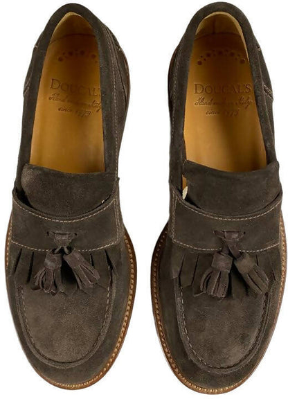 Scarpa uomo Doucal's mocassino in pelle scamosciata marrone con nappine e frangia, stile elegante e casual.