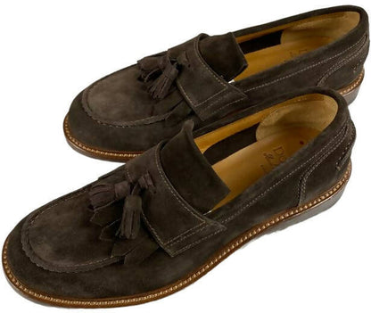 Scarpa uomo Doucal's mocassino in pelle scamosciata marrone con nappine e frangia, stile elegante e classico.