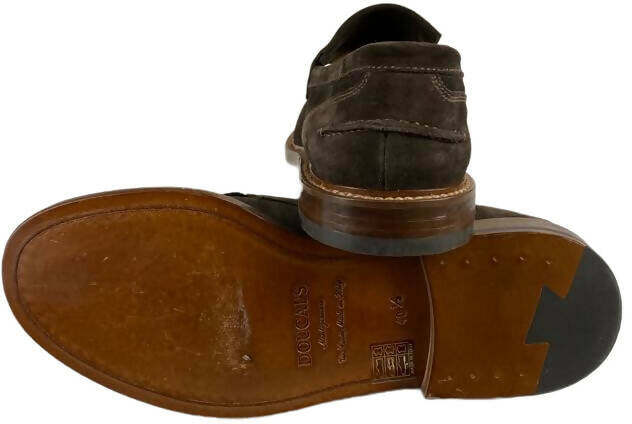 Scarpa uomo Doucal's mocassino in pelle scamosciata marrone con nappine e frangia, stile loafer elegante e casual.