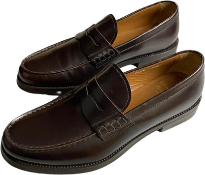 Scarpa uomo Doucal's mocassino in pelle marrone, elegante e classico, con suola in gomma, in primo piano.