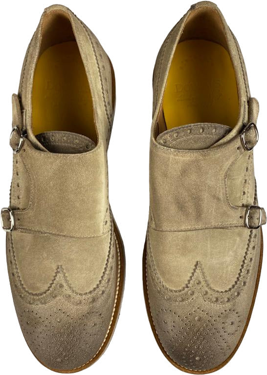 Scarpa uomo Doucal's loafer beige in pelle scamosciata con doppia fibbia e fiore in punta, stile elegante e casual.