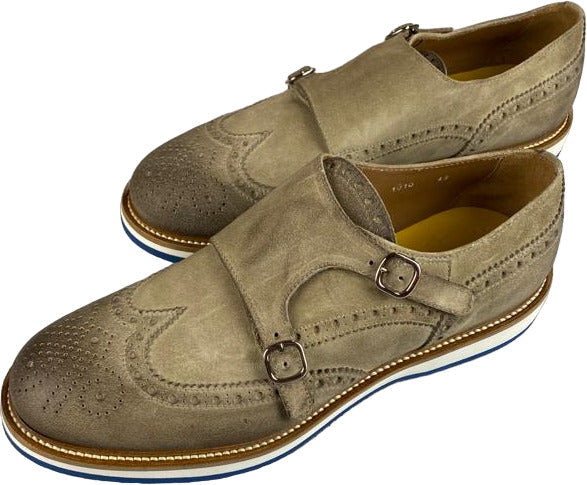 Scarpa uomo Doucal's loafer beige in pelle scamosciata con doppia fibbia e fiore in punta, stile elegante e sofisticato.