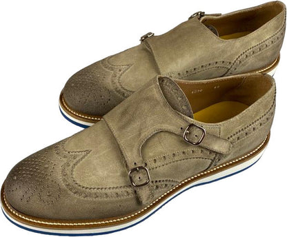 Scarpa uomo Doucal's loafer beige in pelle scamosciata con doppia fibbia e fiore in punta, stile elegante e sofisticato.