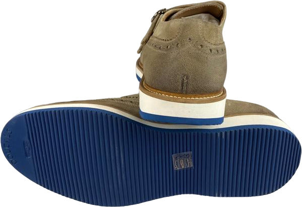 Scarpa uomo Doucal's loafer beige in pelle scamosciata con doppia fibbia e fiore in punta, elegante e di alta qualità.