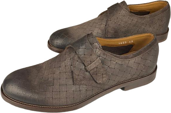 Scarpa uomo Doucal's loafer in scamosciato testa di moro con fibbia intrecciata, elegante e di qualità.