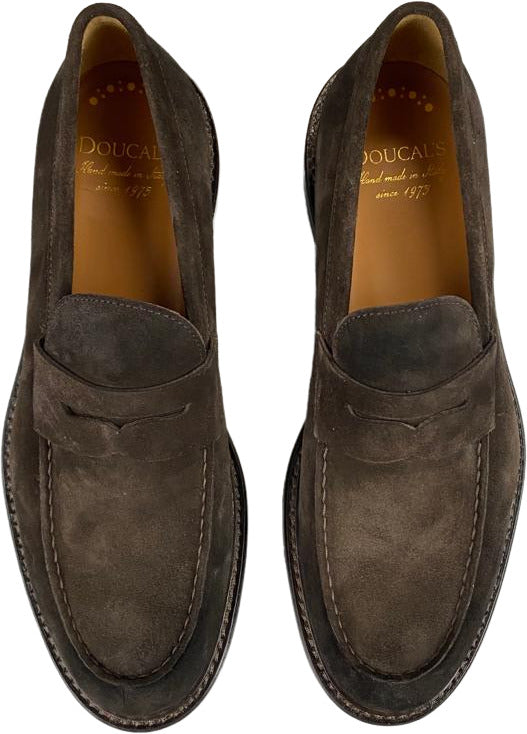 Scarpa uomo Doucal's mocassino in pelle scamosciata marrone, elegante e comoda, perfetta per un look sofisticato.