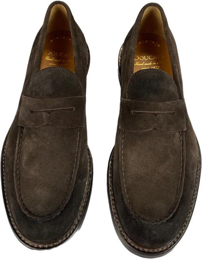 Scarpa uomo Doucal's mocassino in pelle scamosciata marrone, elegante e comoda, ideale per look casual e formali.